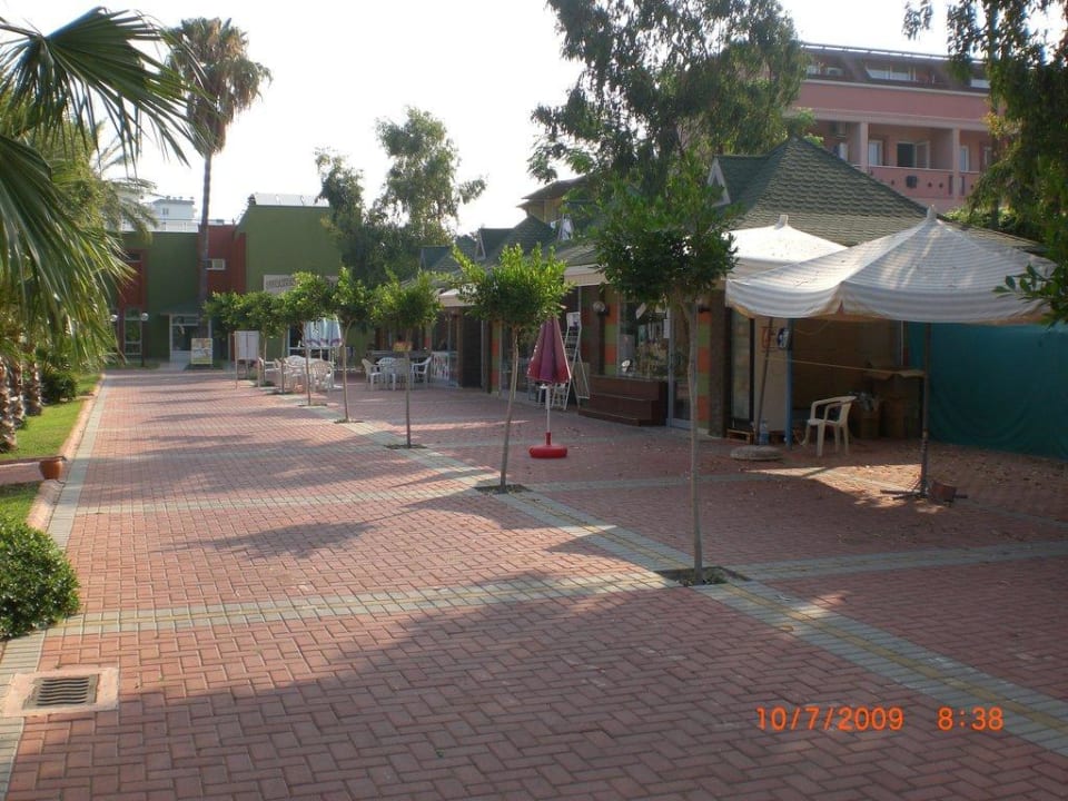 Kleinere Geschäfte bei Block D Lonicera Resort & Spa Hotel