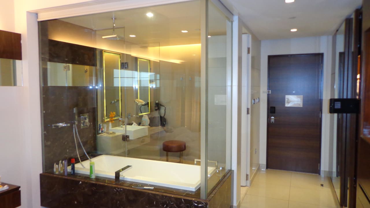 Zimmer mit Bad mit Gals Hotel Sheraton Dubai Mall Of The Emirates