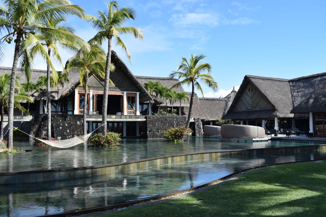 Hauptgebäude und Pool Constance Belle Mare Plage