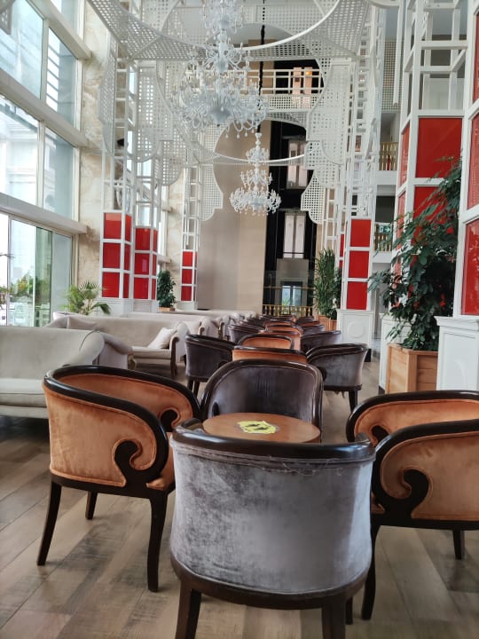 Lobby Well Palace Side