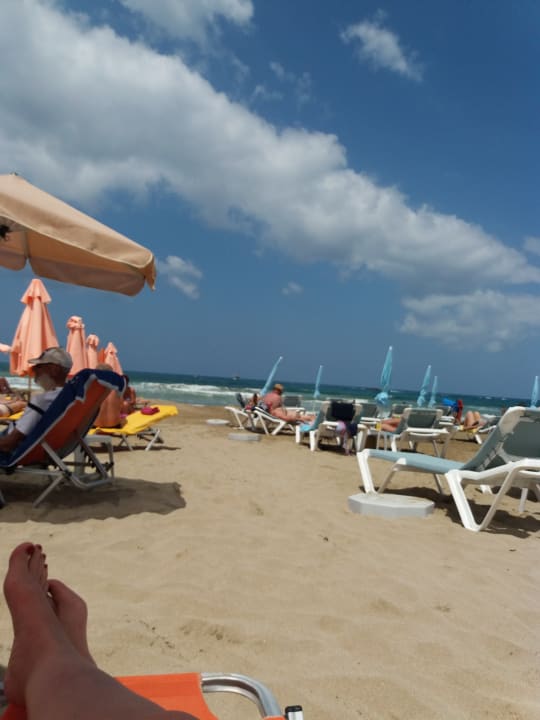 Man bekommt immer Liegen und Schirm für 5€ Eurohotel Katrin Hotel & Bungalows