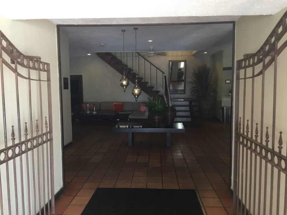 Lobbyeingang Talk of the Town Hotel & Beach Club