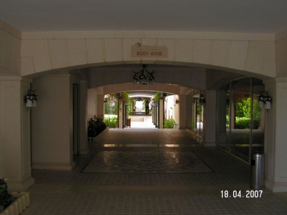 Durchgang zu den Wohnblöcken im Vera Crystal Paraiso Aqua Collection