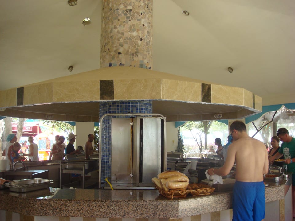 Стойка самобранка возле пляжа Miarosa Kemer Beach