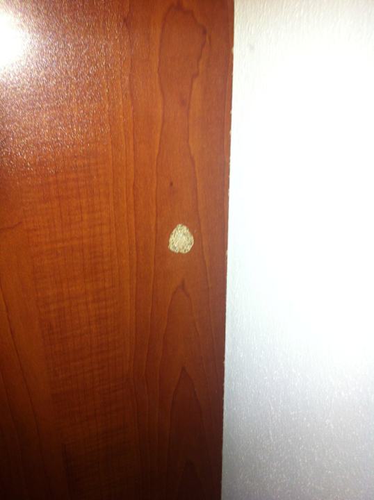 Kaputte Holzvertafelung Hotel Atlas Sport