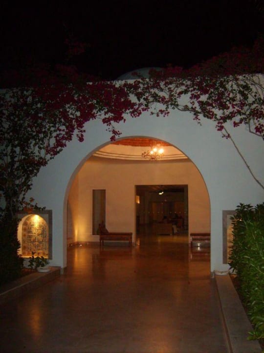 Hoteleingang bei Nacht Hotel Sangho Club Zarzis