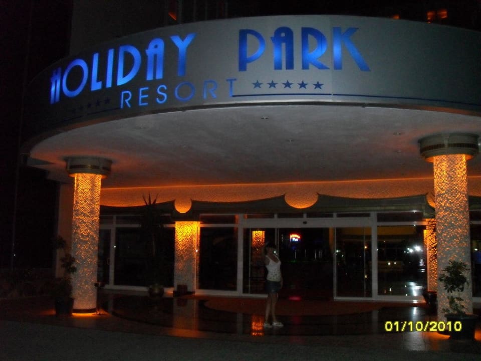 Вход в отель Holiday Park Resort
