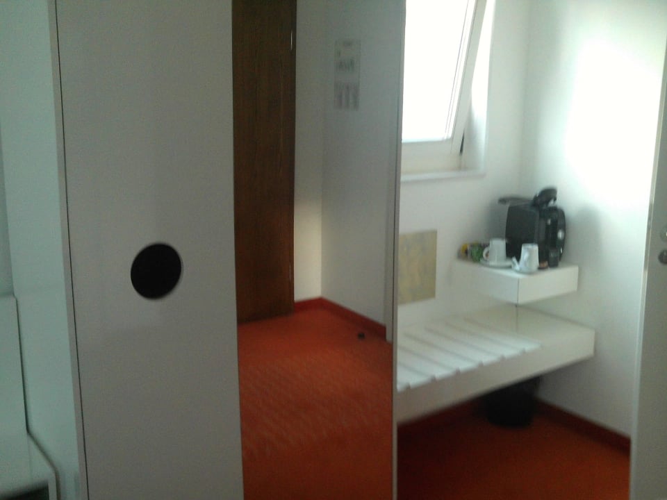 Schrank und Kofferablage art'otel berlin mitte