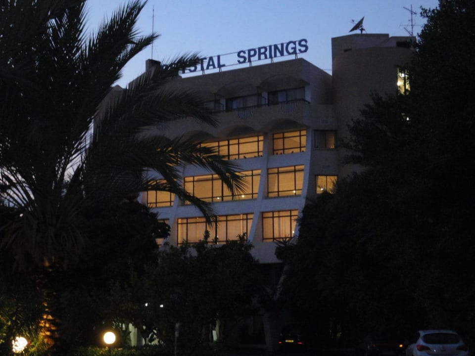 Vorderansicht bei Nacht Crystal Springs Beach Hotel