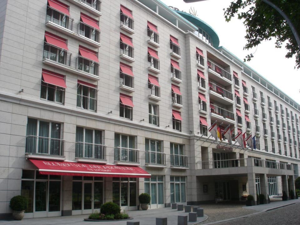 Der Seiteneingang Grand Elysée Hamburg