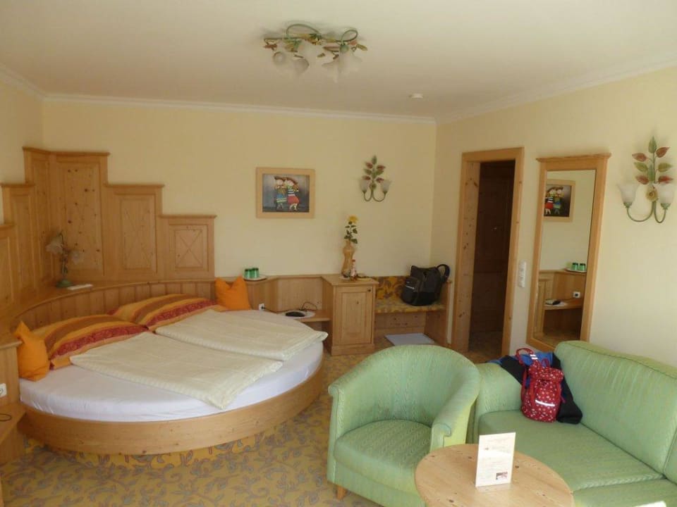 Doppelzimmer mit rundem Bett Hotel Försterhof