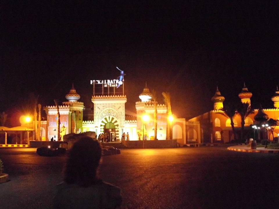 Hoteleingang am Abend Pickalbatros Alf Leila Wa Leila Resort - Neverland Hurghada