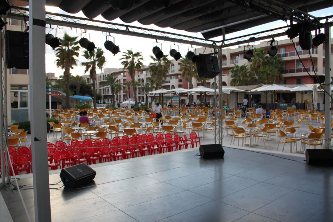 Blick von der Bühne hinten Pool und Bar Grupotel Alcudia Pins