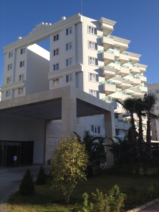 Вход Wyndham Garden Lara