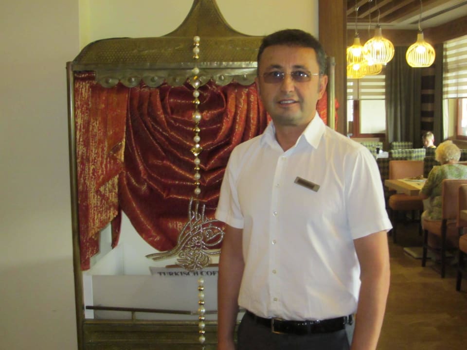 Herr Osman E. Gästebetreuer Manager Club Grand Side