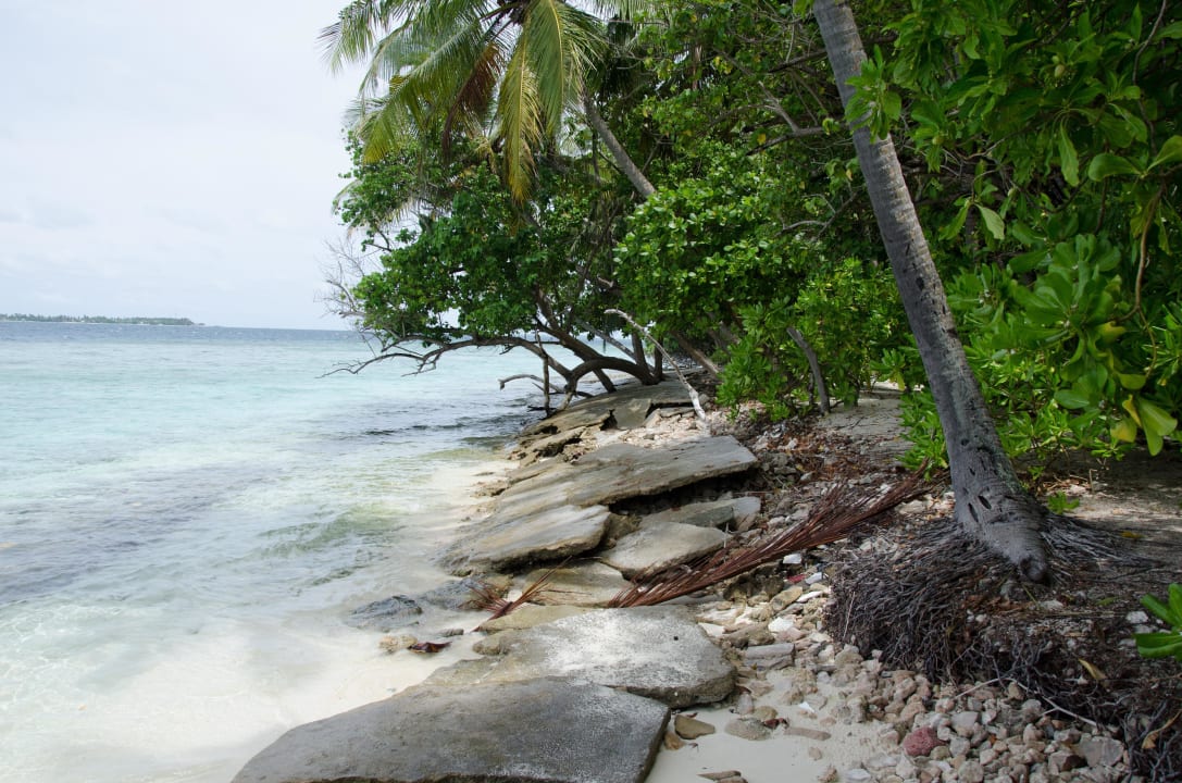 Die nicht so schöne Strandseite Biyadhoo Island Resort