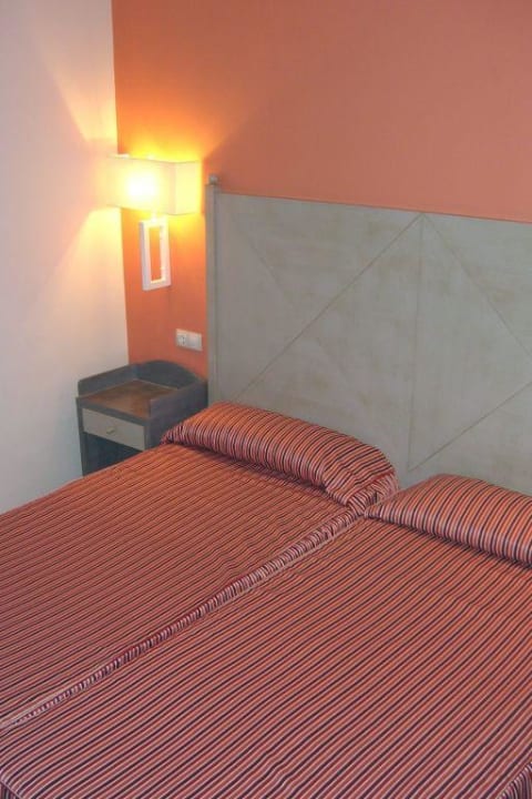 Betten im Schlafzimmer allsun App.-Hotel Albatros