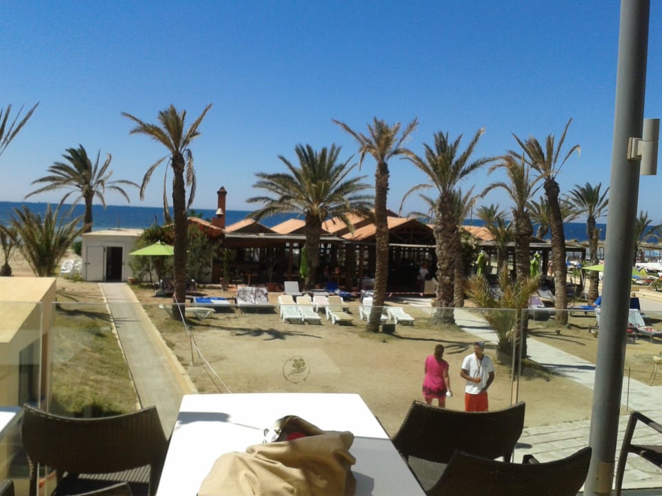 Blick auf Strandbar Hotel Rosa Beach