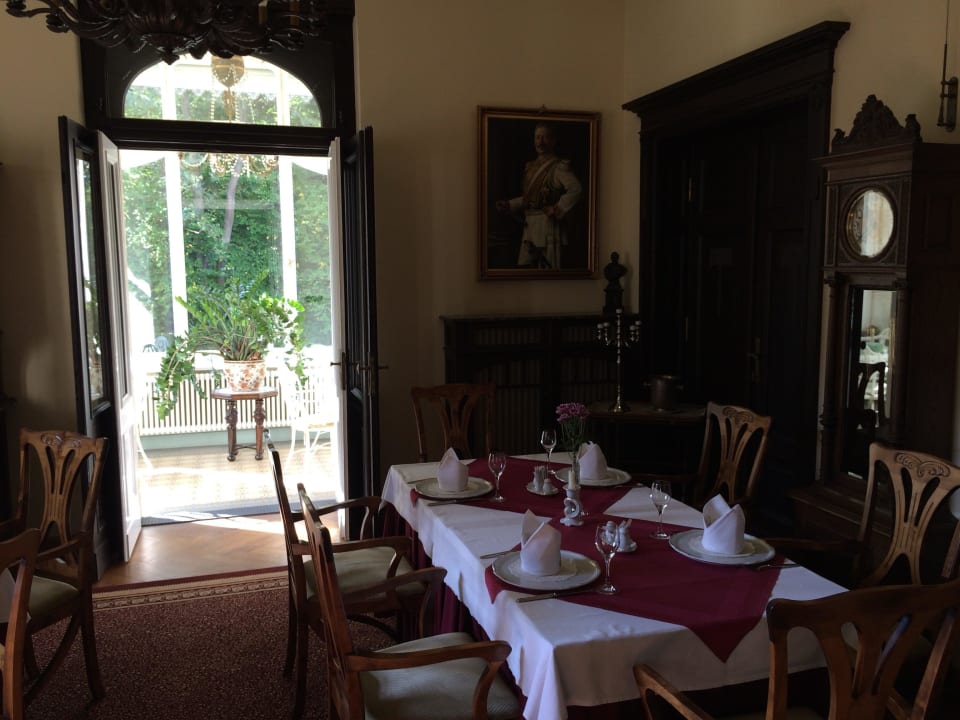 Restaurant mit Blick auf Wintergarten Villa Vier Jahreszeiten