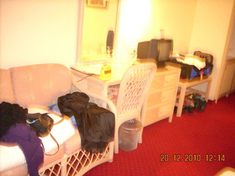Sitzecke und TV Aska Hotel Just in Beach