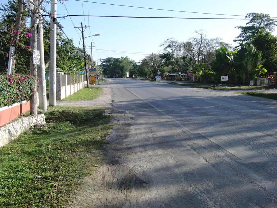 Straße zwischen Garten- und Meerseite Hotel Grand Pineapple Beach Negril