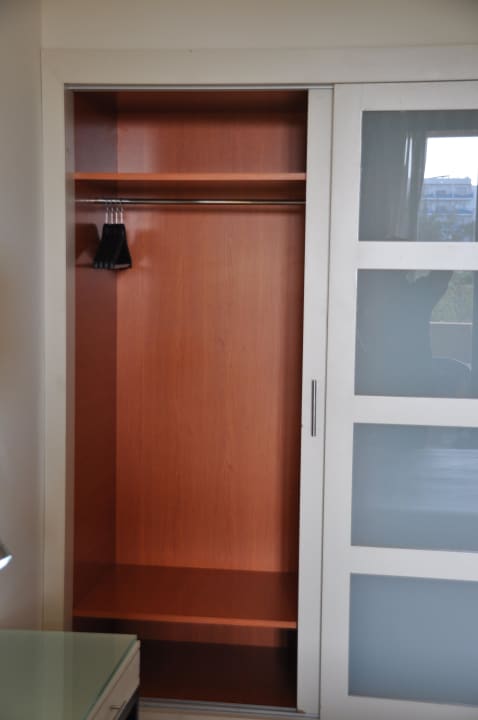 Schrank offen mit Ablagen  Hotel H10 Tindaya