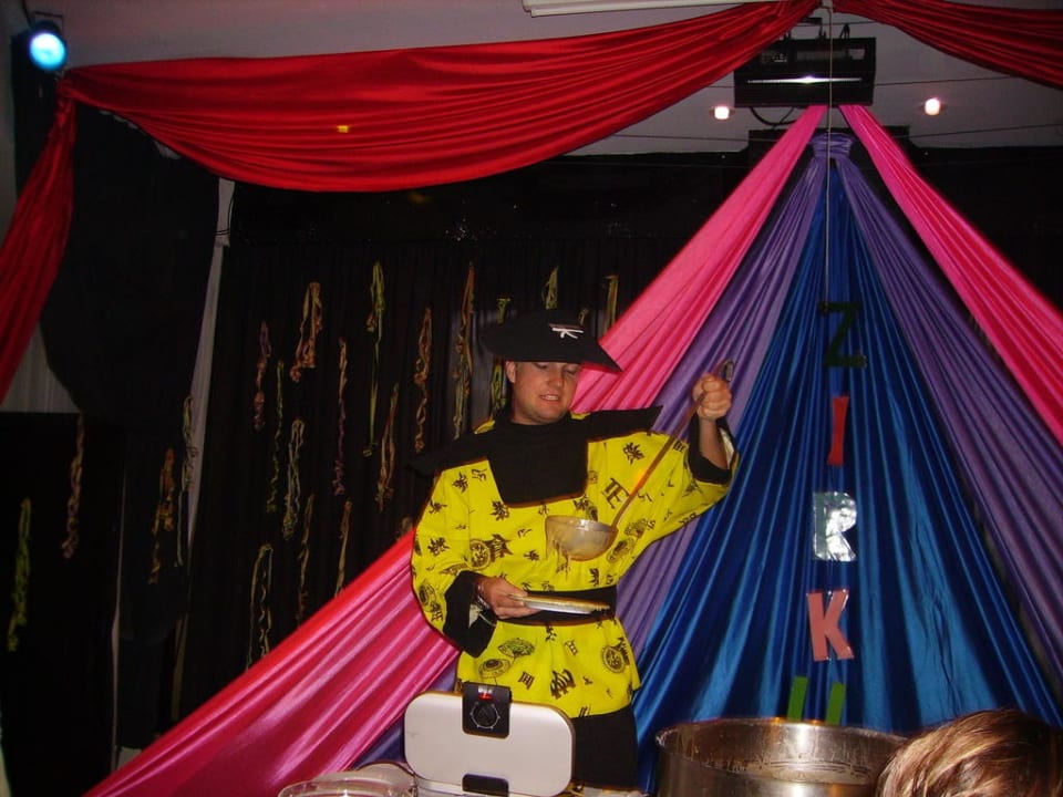 Dominik als Waffelbäcker allsun App.-Hotel Orient Beach