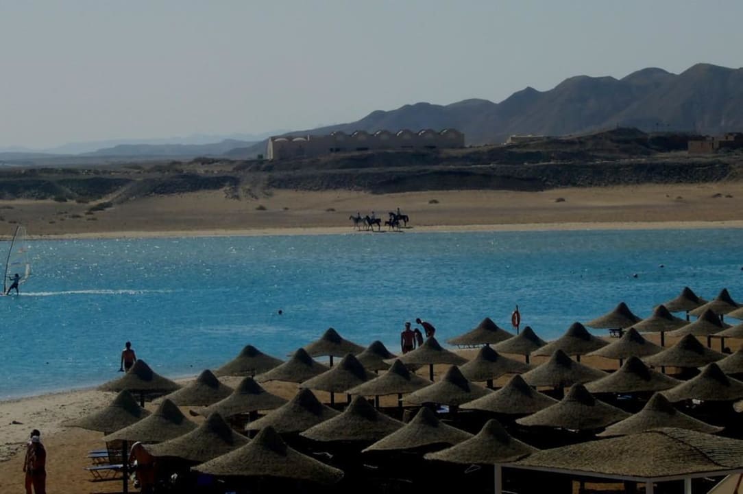 Blick über die Sonnenschirme zum Strand TUI MAGIC LIFE Kalawy