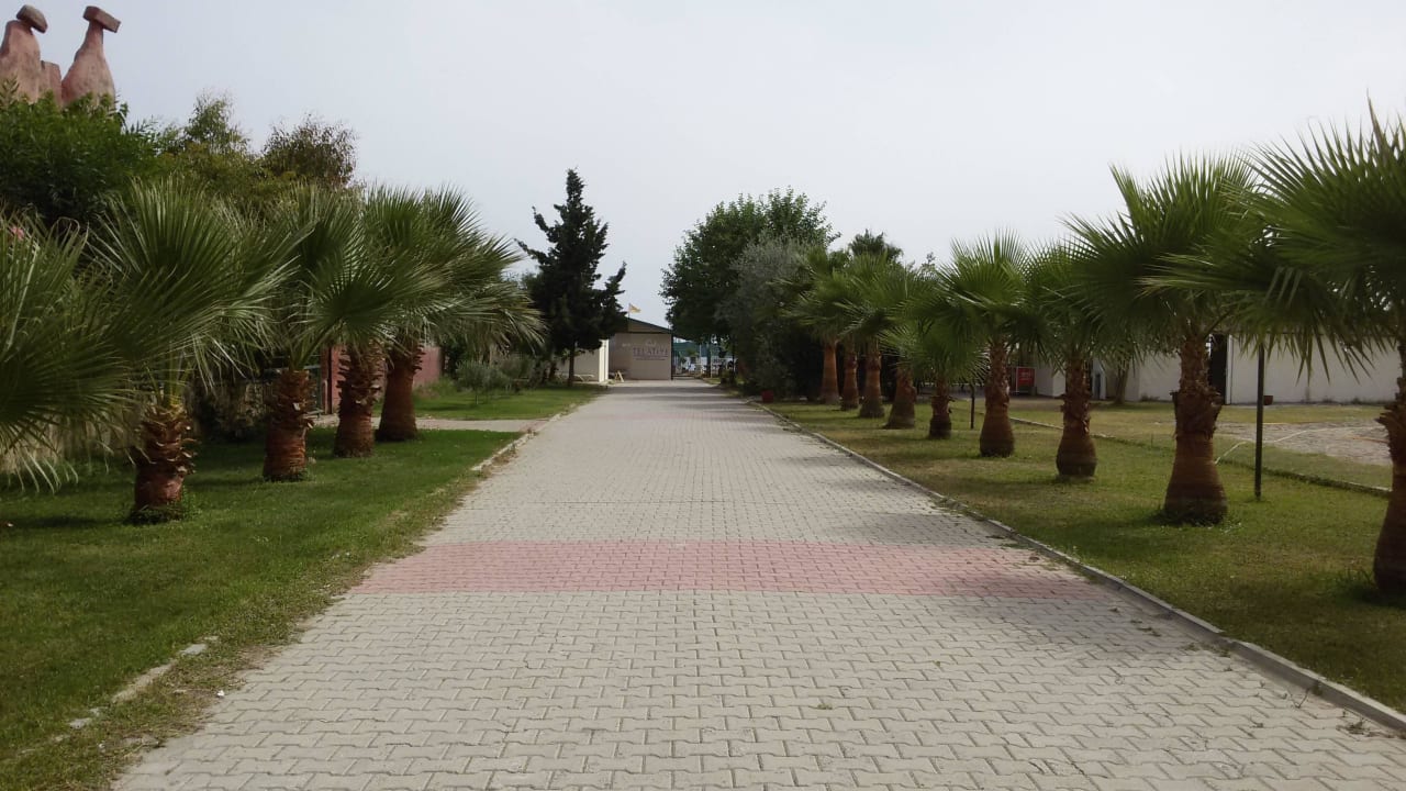 Weg zum Strand Telatiye Resort