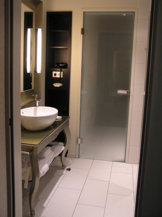 Badezimmer mit separater Toilette Steigenberger Hotel Herrenhof