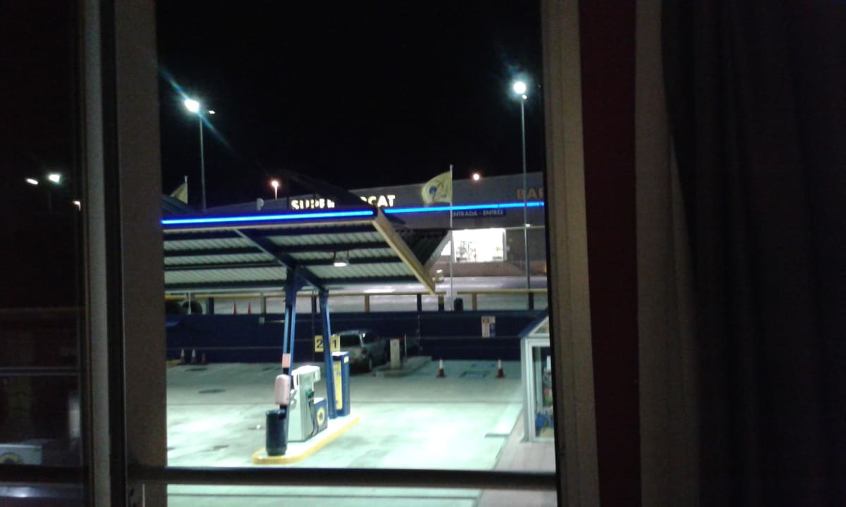 Blick auf Tankstelle aus Zimmer (Rückseite Hotel) Hotel Tramuntana