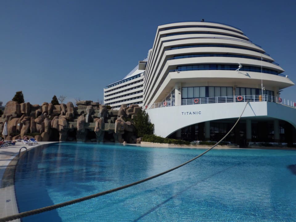 Hotelansicht mit Pool Titanic Deluxe Lara