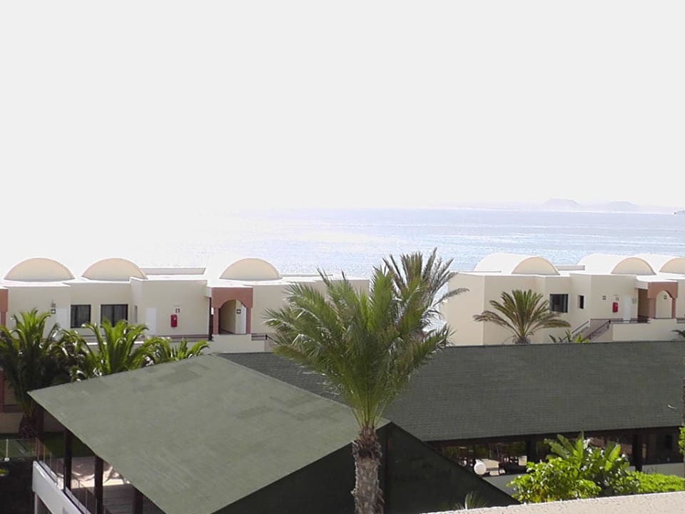 Balkonblick auf die Palapabar und Teile der Anlage SBH Hotel Royal Monica