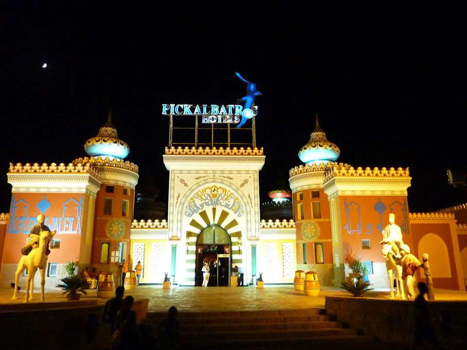 Hoteleingang bei Nacht Pickalbatros Alf Leila Wa Leila Resort - Neverland Hurghada