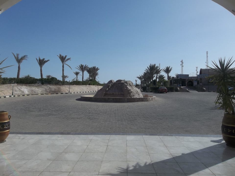Вид со входа в отель Pensée Royal Garden Beach Resort