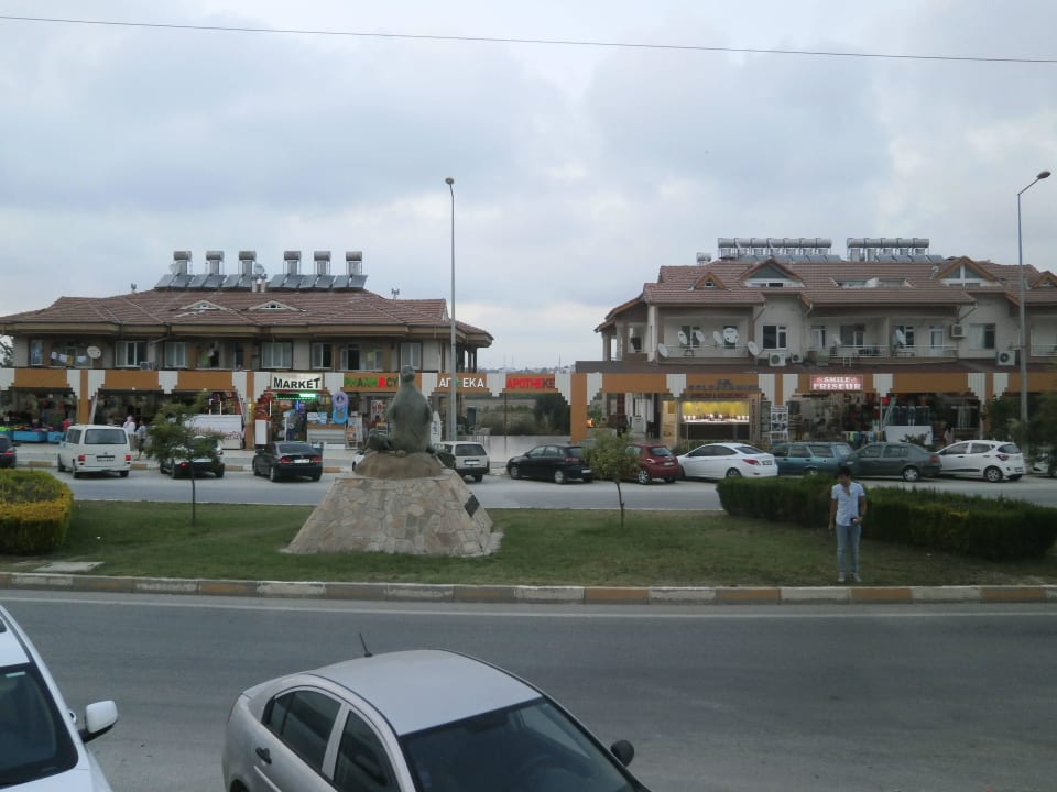 Vor dem Hotel die Geschäfte Dream World Resort & Spa