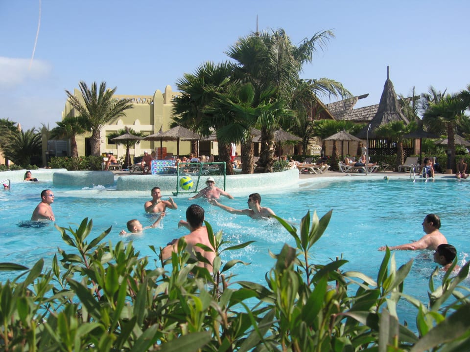 Wasserball im Pool Hotel Riu Cabo Verde