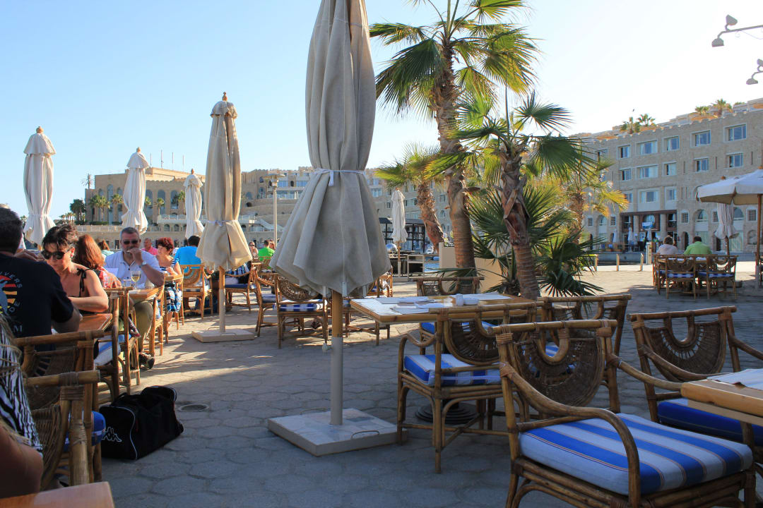 Hier sitzt man zum Mittagessen Pickalbatros Citadel Resort