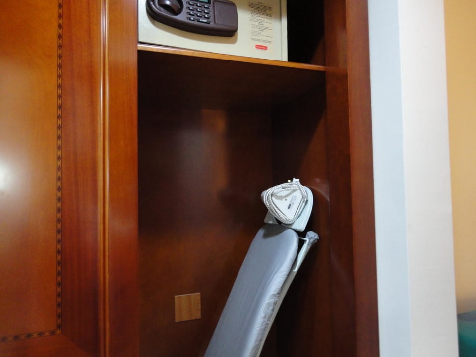 Bügelbrett im Schrank Hotel Excelsior Creek