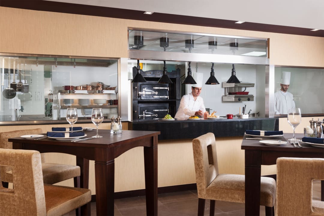 World on 44 Restaurant & Bar Carlton Downtown Hotel