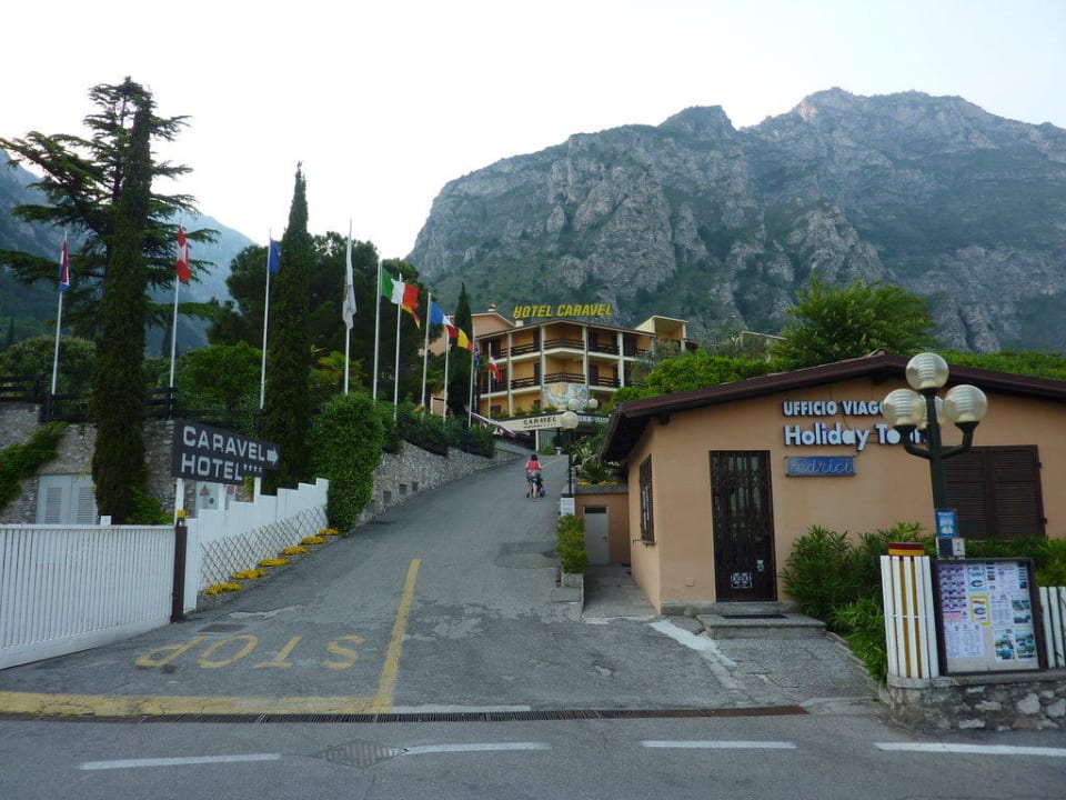 Auffahrt zum Hotel Hotel Caravel