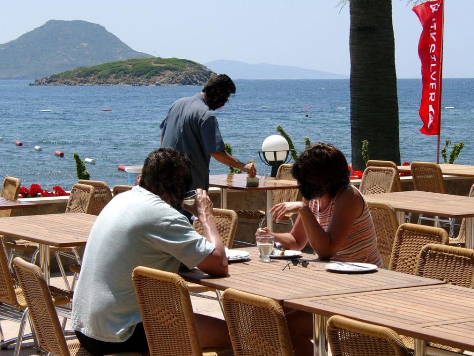 Holzlasur zum Mittagstisch Kadikale Resort