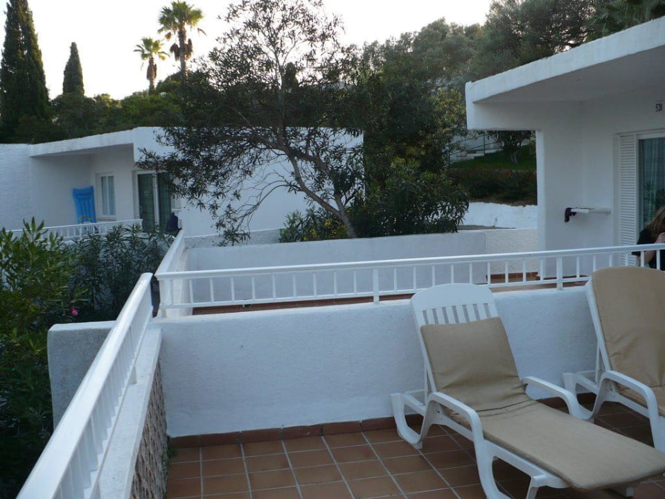 Terrasse mit 2 Sonnenliegen Flipflop Cala Romantica