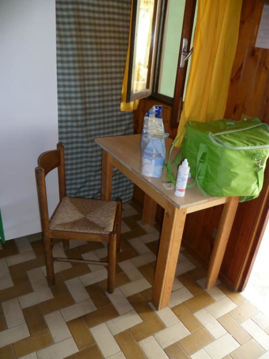 Tisch im Zimmer Rosapineta Camping Village