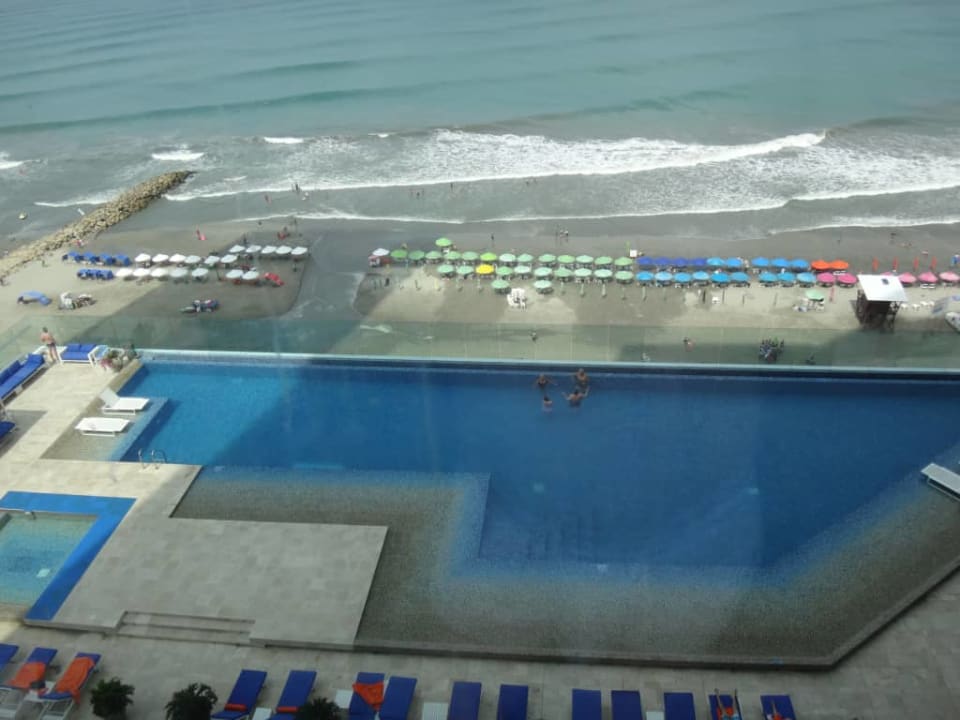 Basen widziany z 9 piętra (basen jest na 5) Intercontinental Hotel Cartagena de Indias