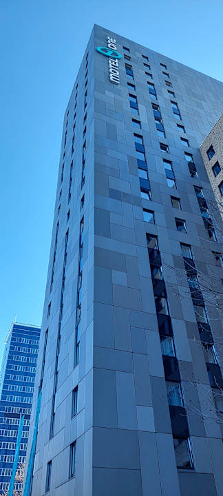 Außenansicht Motel One Hamburg-Alster