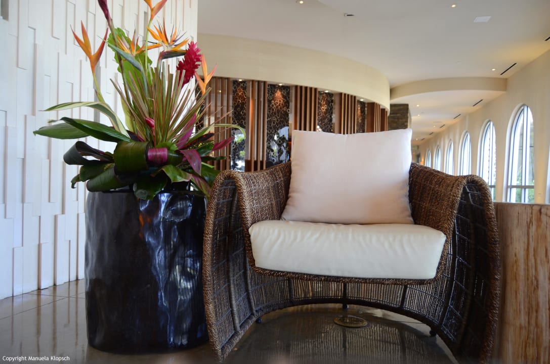 Stylische Möbel in der Lobby Hotel Costa D'este Beach Resort