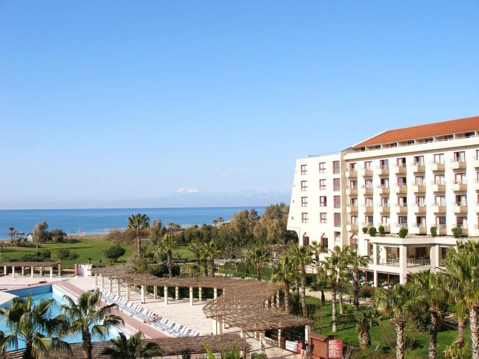 Blick vom Balkon zum Pool und Meer Kaya Belek Hotel