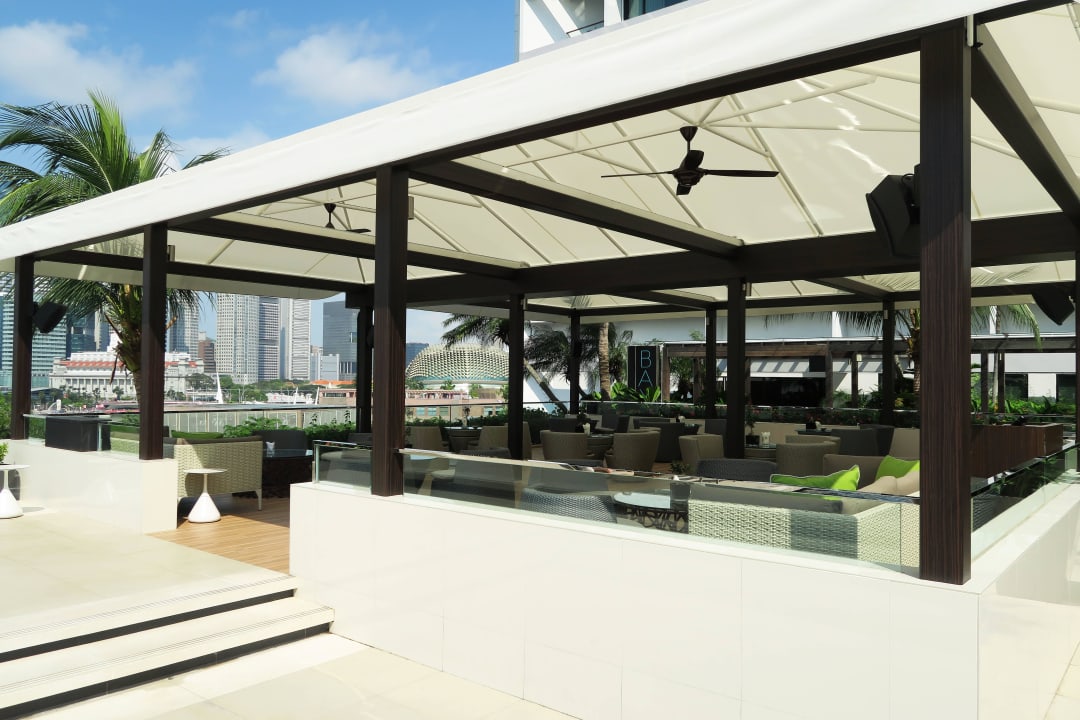 Poolbar und Raucherbereich Hotel Mandarin Oriental Singapore