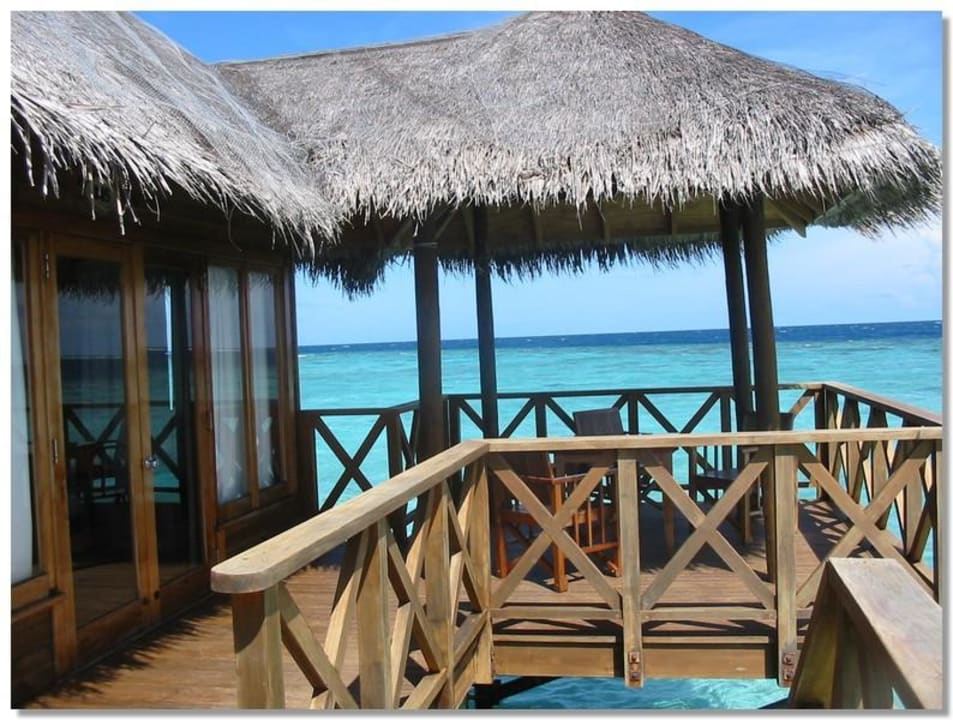 Balkon des Bungalows Fihalhohi Maldives